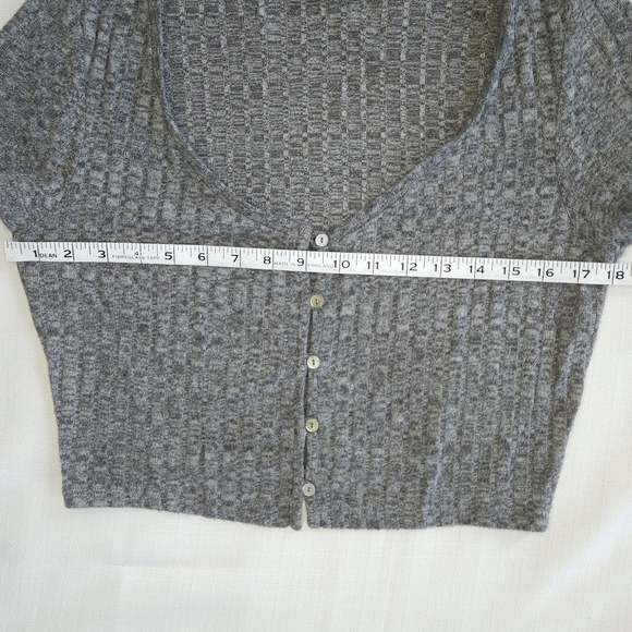 Forever 21 Gray Textured Button Crop Top - Picture 6 of 7